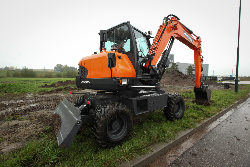 01 Doosan-Wheeled Excavator-DX57W_5-151015-IMG_4545