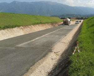 DrainBeton® consente al manto stradale realizzato di drenare più di 30 l/mq ogni secondo.