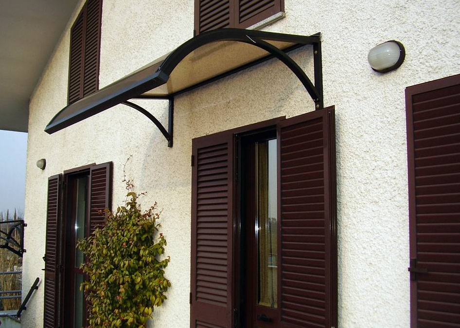 Giorgia. Una soluzione semplice ed autoportante, realizzata con profili estrusi in alluminio e completa di lastra in policarbonato compatto con protezione Uv. Misura a sbalzo da 650 a 2500 mm