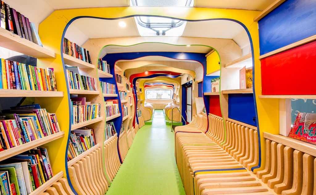 Interno della libreria mobile disegnata dallo studio Lava (foto di Alphonsus Fok)