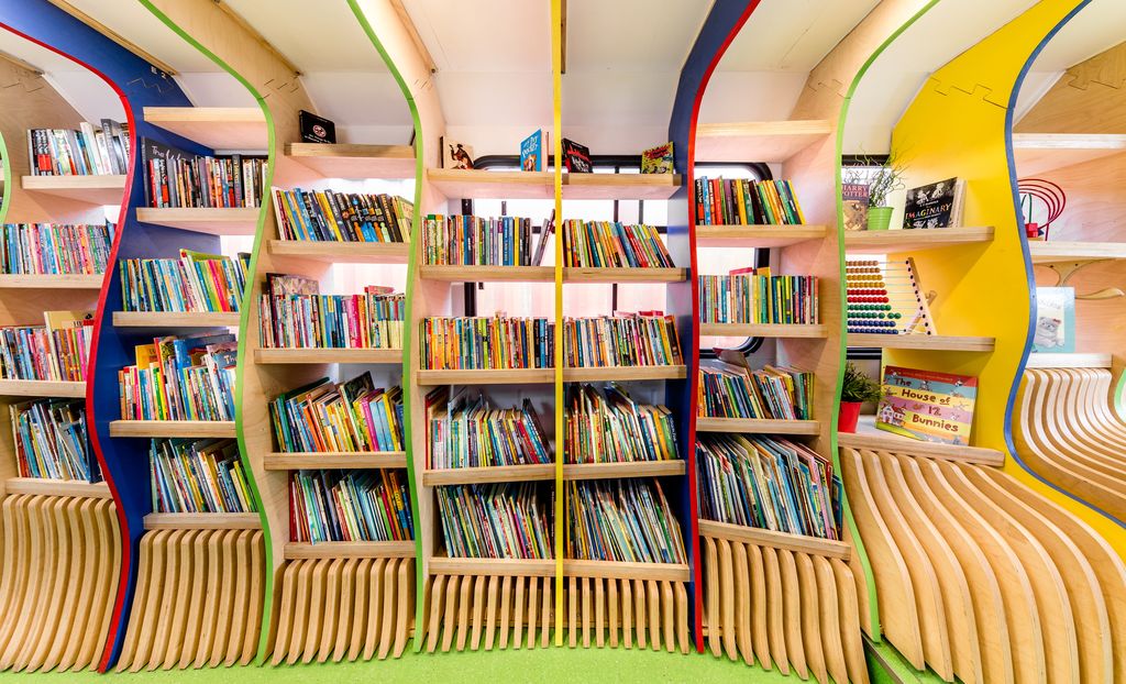 Vista delle scaffalature con i libri (foto di Alphonsus Fok)