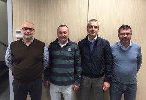 Il team Elevo, da sinistra, i responsabili commerciali Claudio Ferri e Marcello Cimiotti. Fondata nel 2003, Elevo dispone di una consistente flotta noleggio composta da piattaforme aeree, sollevatori telescopici, autocarri gru, minigru, carrelli elevatori e offre alla propria clientela soluzioni di vendita su nuovo e usato, noleggio, servizi di assistenza e manutenzione. Tra i servizi, i corsi di formazione Ipaf per l’utilizzo in sicurezza di Ple. Elevo offre anche formazione per tutte le altre attrezzature da cantiere come da Accordo Stato, Regioni e Province autonome di Trento e Bolzano del 2012. 