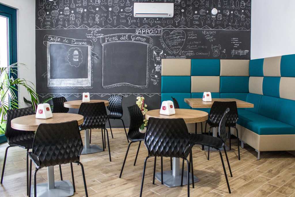 La zona di ingresso con pochi tavoli e uno scenografico divano ad angolo (foto di Rosamaria Faralli)