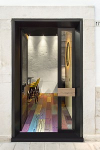 Una porta in vetro e metallo con maniglione segna l’accesso al ristorante, senza bussole o disimpegni (foto Fabrizio Gini) 