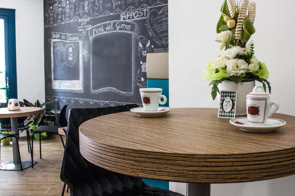 I tavolini hanno i piani in laminato e un piede in acciaio grigio alluminio (foto di Rosamaria Faralli)