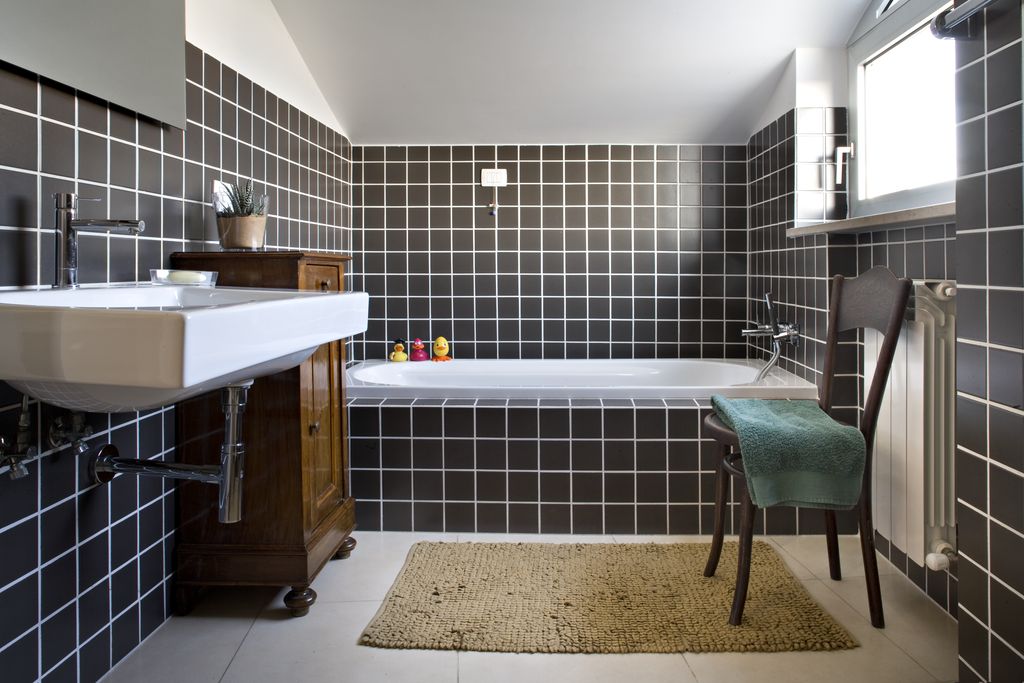 Gli infissi sono in legno e alluminio a taglio termico con vetrocamera