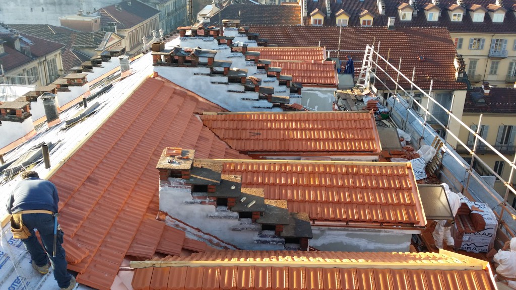 Tutti i raccordi fra le lastre nei punti di cambiamento di pendenza e con i corpi emergenti, sono stati sigillati con schiuma poliuretanica e i giunti protetti con la guaina in alluminio butilico, forniti da Brianza Plastica.