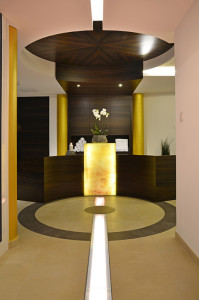 La linea In&Out K2 Percorsi Extra, in Pietra di Faedis per la terrazza esterna e Pietra di Bagnolo per la zona dell’ingresso. (foto Ceramica Keope)