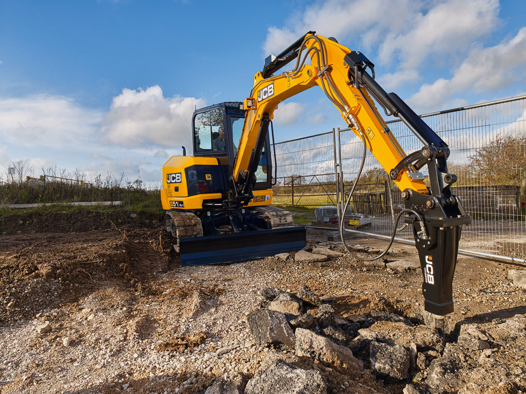Modello 51r-1. Le macchine sono caratterizzate da un design del carro aperto con telai dei cingoli inclinati, per una pulizia agevole e per evitare l'accumulo di materiale.