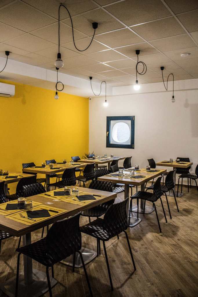 La zona del ristorante è caratterizzata da una parete dipinta in una calda tonalità di giallo-arancione (foto di Rosamaria Faralli)