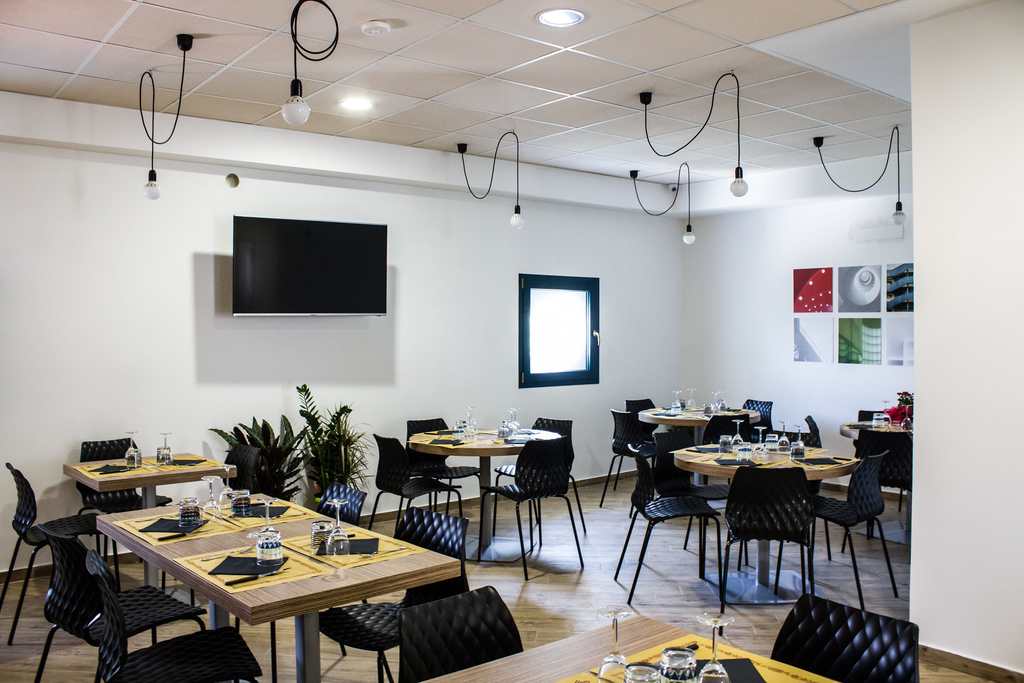 Le preesistenti aperture ad oblò sono state incorniciate da infissi quadrati color petrolio (foto di Rosamaria Faralli)