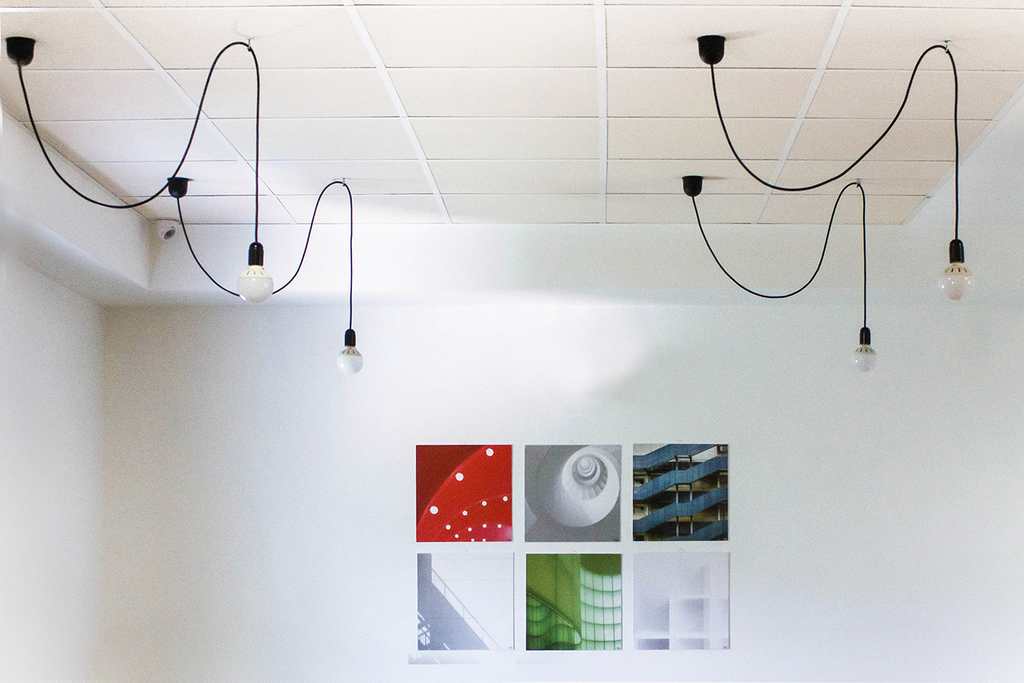 Una serie di lampade led a bulbo a vista sottolineano l'orientamento minimalista (foto di Rosamaria Faralli)