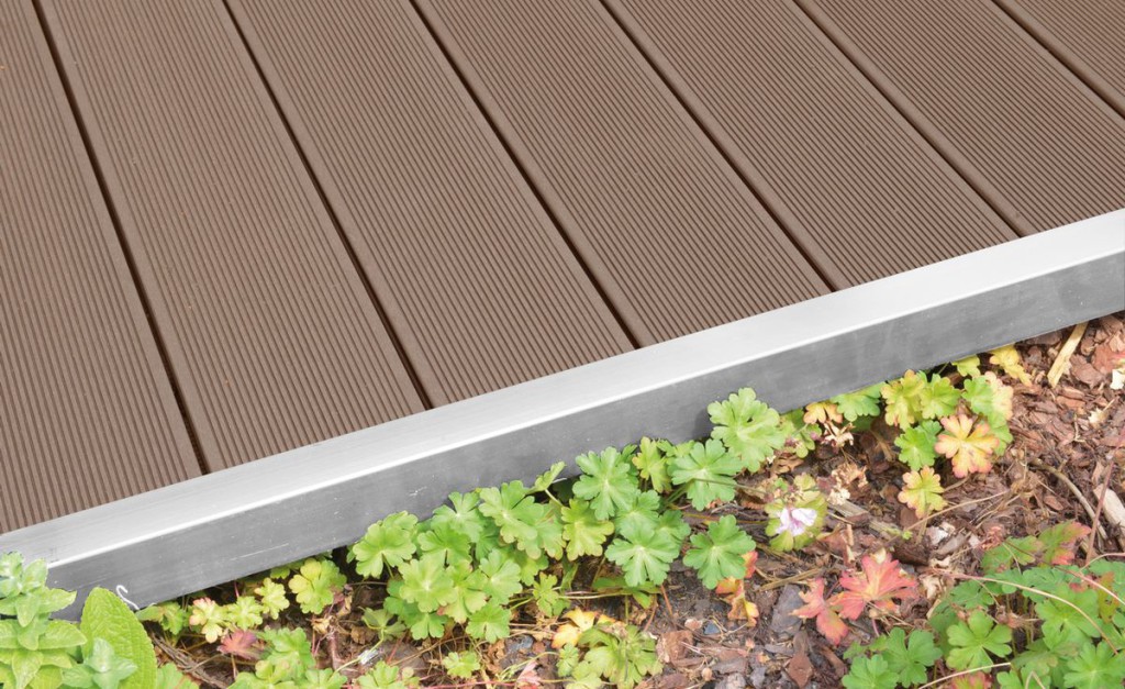 Collezione Externo, pavimentazione Brown con struttura alveolare zigrinata stretta. Disponibile in doghe di 2900x145x25 mm, le tavole con struttura alveolare sono significativamente più leggere e possono essere impiegate per la realizzazione di recinzioni, schermi, parapetti e come rivestimento di facciate esterne.