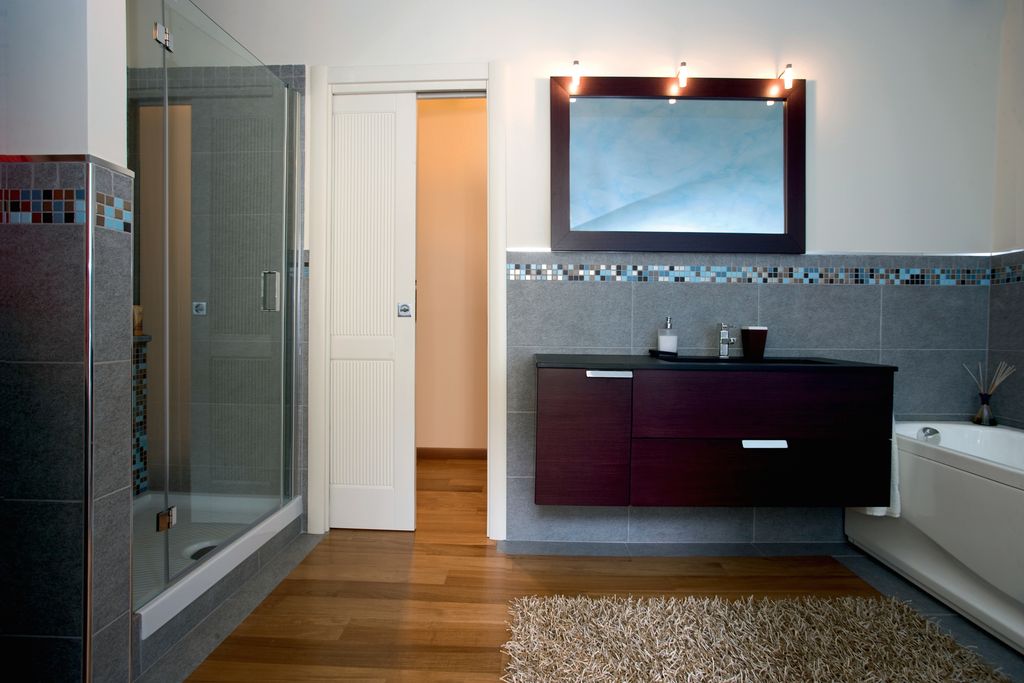 Anta con porta interna laccata avorio; i sistemi a scomparsa Space sono realizzati da un montante e un traverso interamente in acciaio e da un cassonetto rinforzato da omega laterali per evitare deformazioni in fase di intonacatura (foto Dierre)