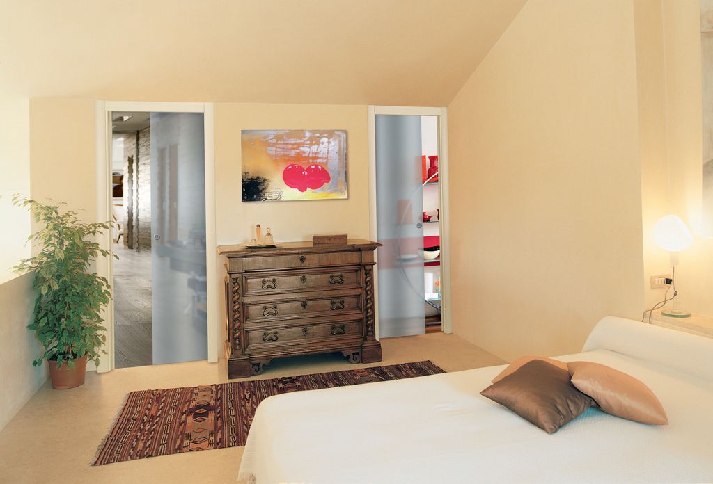 Tra gli accessori disponibili, anche un meccanismo che ammortizza la chiusura dell’anta per non farla rimbalzare sullo stipite e un kit per l’apertura simultanea delle ante con una sola mano (foto Dierre)