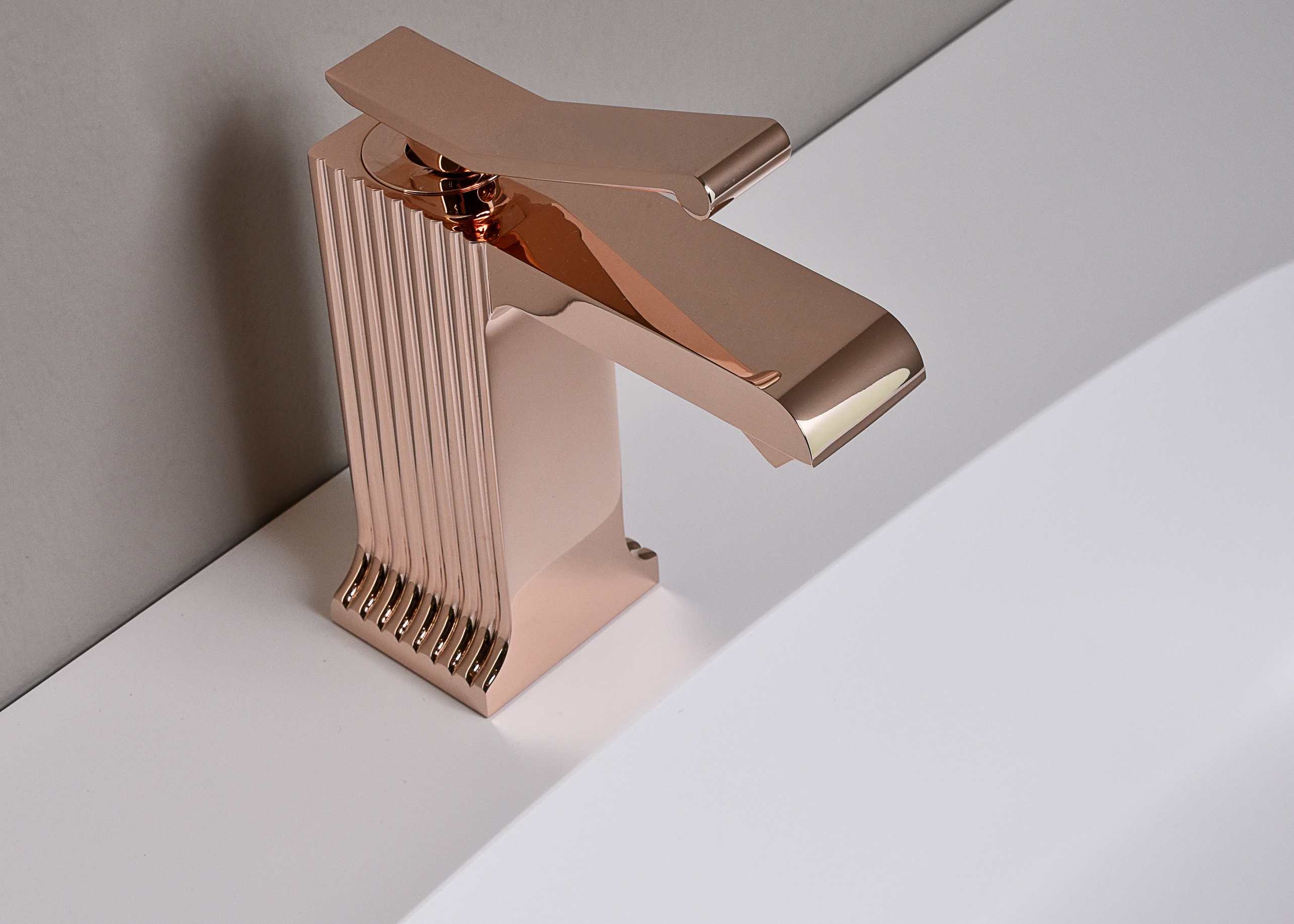 Monocomando lavabo della Serie Casanova in oro rosa, Design Maurizio Duranti (foto Rubinetterie Stella)