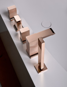 Set per bordo vasca della Serie Casanova in oro rosa, Design Maurizio Duranti (foto Rubinetterie Stella)