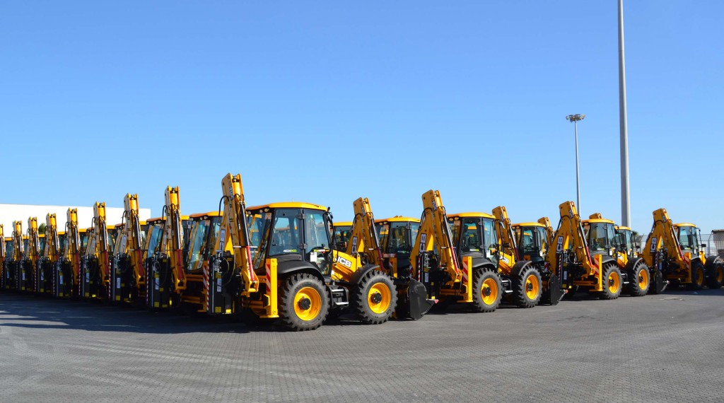 Marino Bazzicalupo, sales director south Italy in Jcb ha commentato che «uno dei fattori critici di questa fornitura era senza dubbio rappresentato dai tempi di consegna di un numero così ingente di esemplari, peraltro nel corso di un rilevante aggiornamento produttivo come il passaggio alle motorizzazioni Stage IV/Tier 4Final. Nonostante i vincoli temporali decisamente ristretti siamo comunque riusciti a completare la fornitura nell’arco di un solo mese, dalla produzione all’omologazione e messa su strada». 