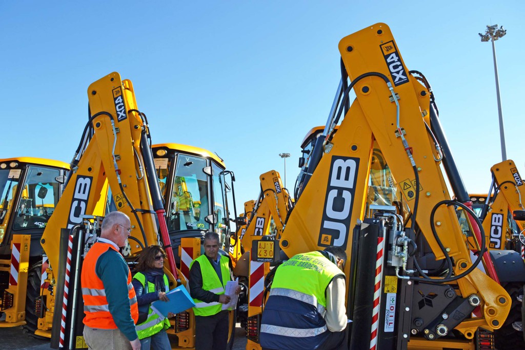 Alla consegna hanno presenziato anche il direttore marketing Jcb Giovanni Pelizza, che ha affiancato i funzionari regionali nella fase di presa possesso e fornito le nozioni di base sul funzionamento della macchina, e Massimo Carboni della Gianni Carboni srl, dealer Jcb per la Sardegna.