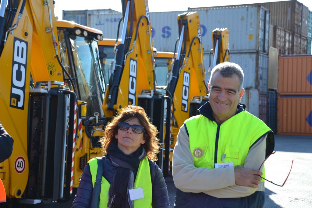 Francesca Loddo della Regione Sardegna e Salvatore Faedda della Protezione Civile durante le operazioni di presa in consegna delle terne Jcb.