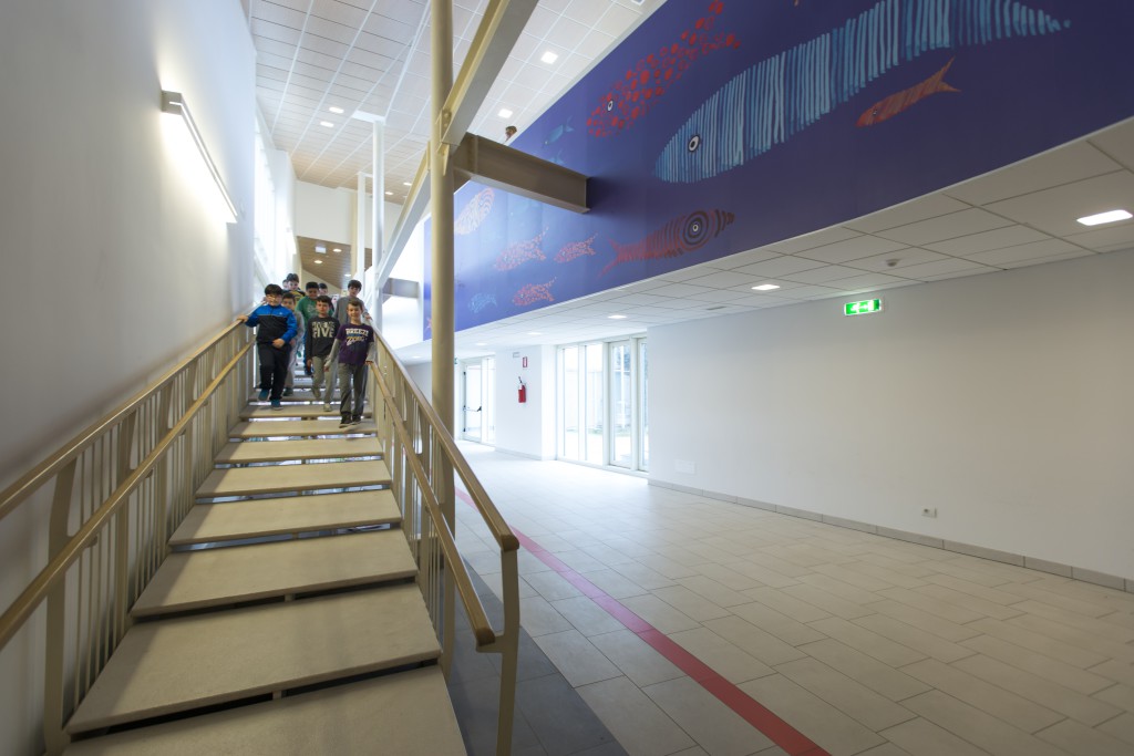 La rampa che sale al primo piano della Scuola Elementare