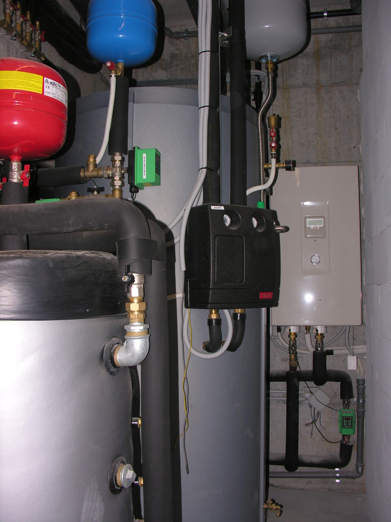 Marco Mauro | Responsabile del coordinamento dei lavori «Non ci sono stati problemi nel far dialogare tra loro impianto geotermico superficiale, sistema di ventilazione meccanica controllata, solare termico e pompa di calore . Quello che in un primo momento ha messo in difficoltà gli artigiani è stato il passaggio delle tubazioni dal vano freddo della cantina a quello caldo dei locali abitativi, che ha richiesto particolare cautela per assicurare una perfetta tenuta dell’aria. Ma la giusta scelta dei materiali e delle soluzioni tecnologiche impiegate ha permesso di raggiungere un ottimo risultato, con un valore finale nel Blower door test pari a 0,3975 h-1 Pa».