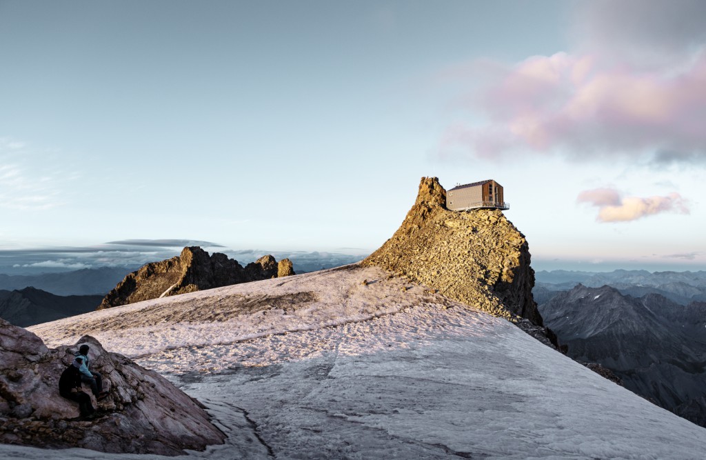 In ogni stagione FX.12 offre le sue sfaccettature ai raggi solari creando ombreggiature e effetti di chiaroscuro come sulle rocce da cui la tonalità grigio pietra P.10 mutua il colore.