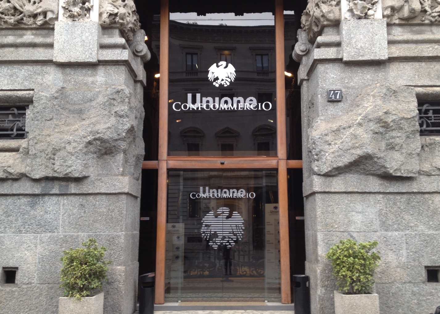 Milano. Palazzo Castiglioni,. Ingresso alla sede di Confcommercio (foto fralemarch)