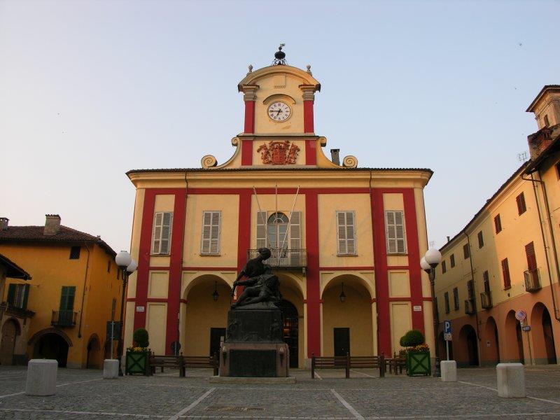 La facciata sulla piazza del Palazzo Civico del palazzo del Comune di Vigone (foto Comune di Vigone)