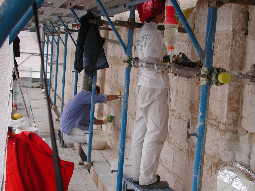 Il materiale lapideo utilizzato è in prevalenza un calcare marnoso nodulare locale, Pietra del Lessino, nelle sue qualità bianca e rosata; la muratura è a conci regolari di diverse dimensioni, la disposizione è a filari, senza soluzione di continuità su tutti i lati del complesso. 