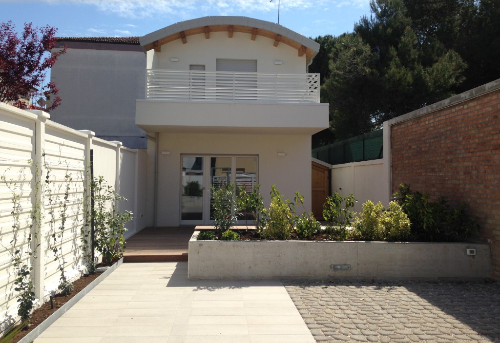 L’edificio, giuntato sismicamente al muro di confine con un’altra proprietà, è di pianta rettangolare e su due livelli. 