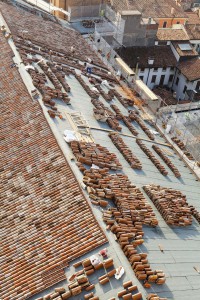 Rimozione del manto di copertura e preparazione del piano di posa per l'impermeabilizzazione.