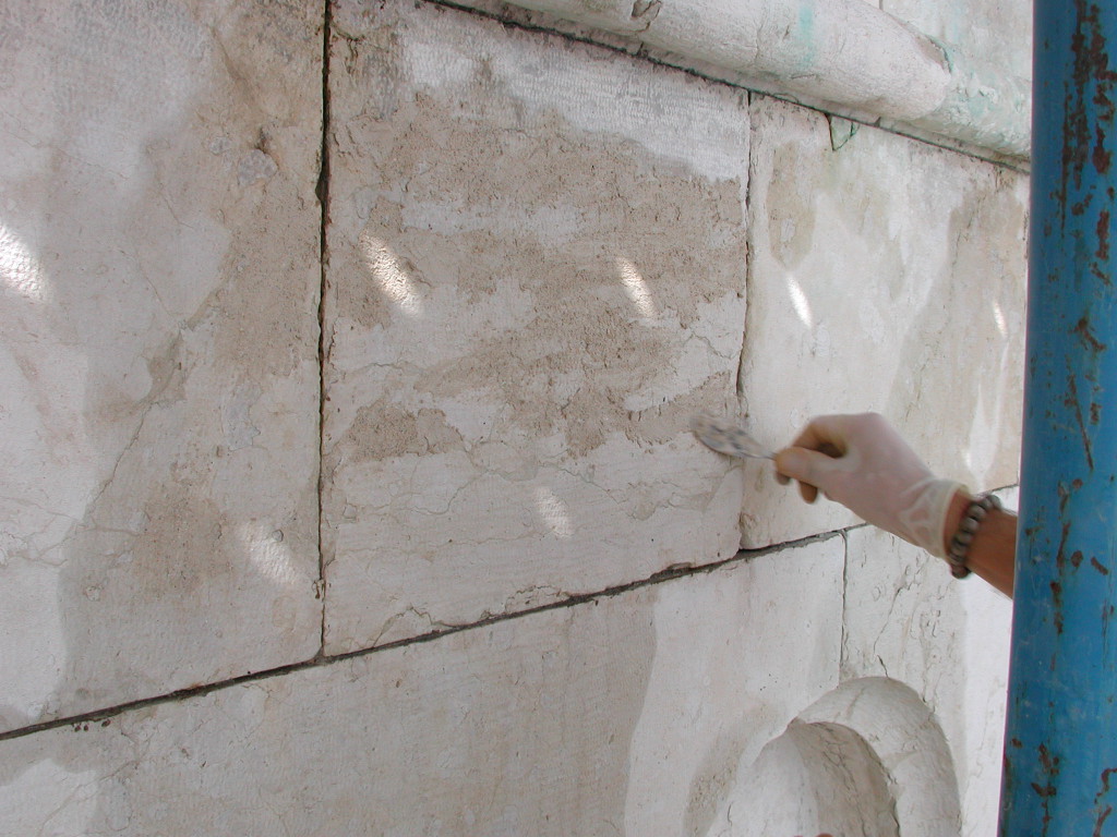 Il materiale lapideo utilizzato è in prevalenza un calcare marnoso nodulare locale, Pietra del Lessino, nelle sue qualità bianca e rosata; la muratura è a conci regolari di diverse dimensioni, la disposizione è a filari, senza soluzione di continuità su tutti i lati del complesso. 