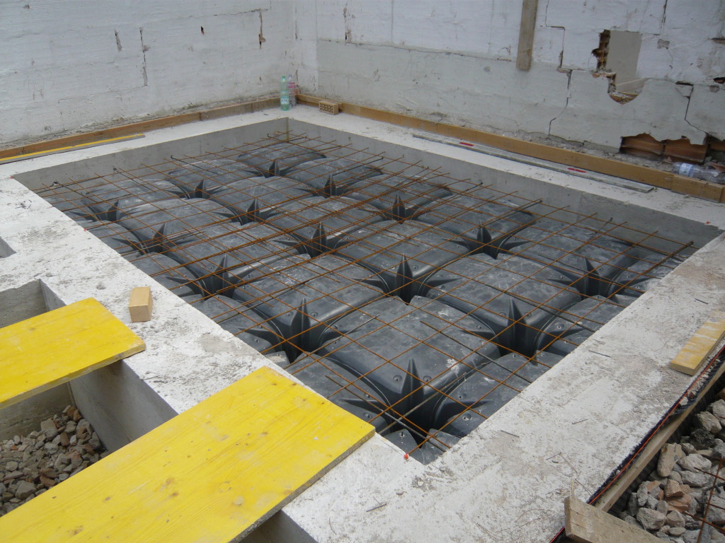 Le strutture di fondazione sono realizzate con travi rovesce in calcestruzzo armato e il vespaio è stato eseguito con il metodo a igloo. 