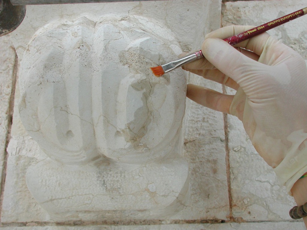 Il cantiere approntato per il restauro delle superfici esterne della Cattedrale di San Vigilio è stato articolato in tre fasi, corrispondenti a parti diverse e ben identificabili della fabbrica: il prospetto sud e il tiburio, il fronte ovest e il campanile. Si è trattato di una suddivisione anche temporale. 