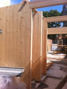 Le strutture portanti verticali in elevazione sono realizzate con pannelli in legno di tipo X-Lam di spessore 100 mm, a 3 strati incrociati 37/26/37.