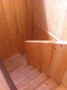 Le strutture portanti verticali in elevazione sono realizzate con pannelli in legno di tipo X-Lam di spessore 100 mm, a 3 strati incrociati 37/26/37.