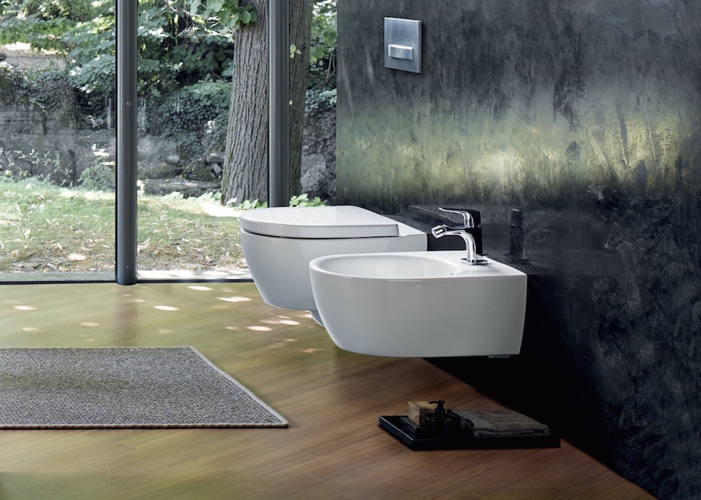  Vaso sospeso con tecnologia Rimfree e bidet sospeso, in abbinamento la placca di comando Geberit Sigma50 (foto Pozzi Ginori)