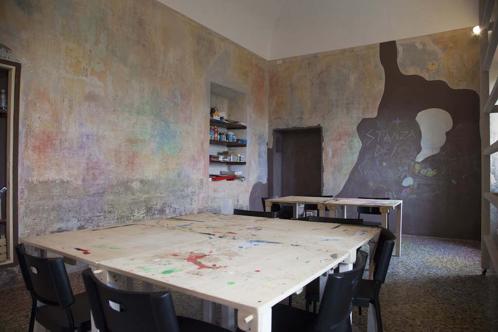 Il laboratorio di arte-terapia con il pavimento in graniglia e le stratificazioni dell’intonaco su cui sono date delle leggere velature colorate e trasparenti (foto Andrea Guido)