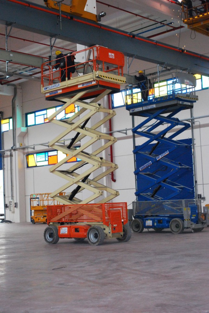 I sollevatori Jlg 4069 e Genie Z-45/25, utilizzati per l’installazione di tutta l’impiantistica aerea per il nuovo stabilimento Magneti Marelli: interventi a oltre 13 m di altezza.