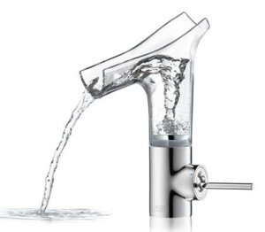 L’erogatore trasparente in vetro è disegnati da Starck ma sono state realizzate anche varianti in cristallo lavorato e prototipi realizzati dagli studenti dell'Ecal. 