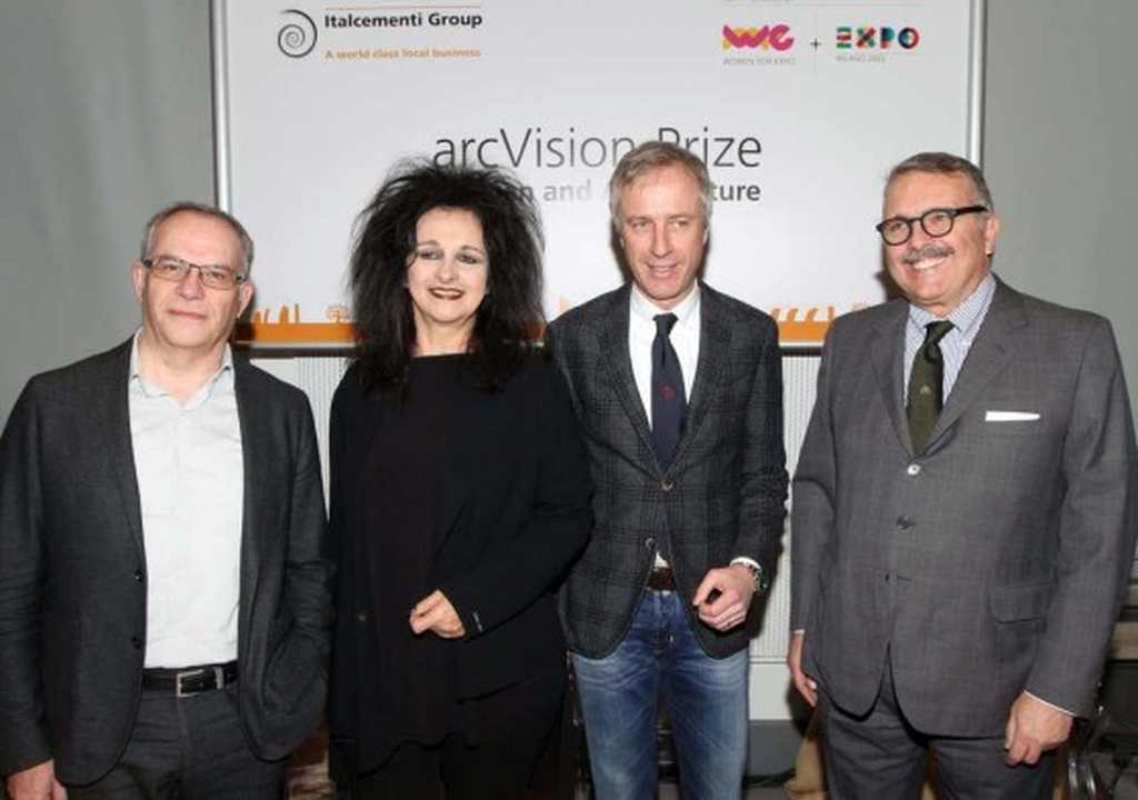 Un momento dell'edizione 2015 di arcVision Prize – Women and Architecture. Da sinistra: Stefano Casciani, Odile Decq, Carlo Pesenti, Sergio Crippa
