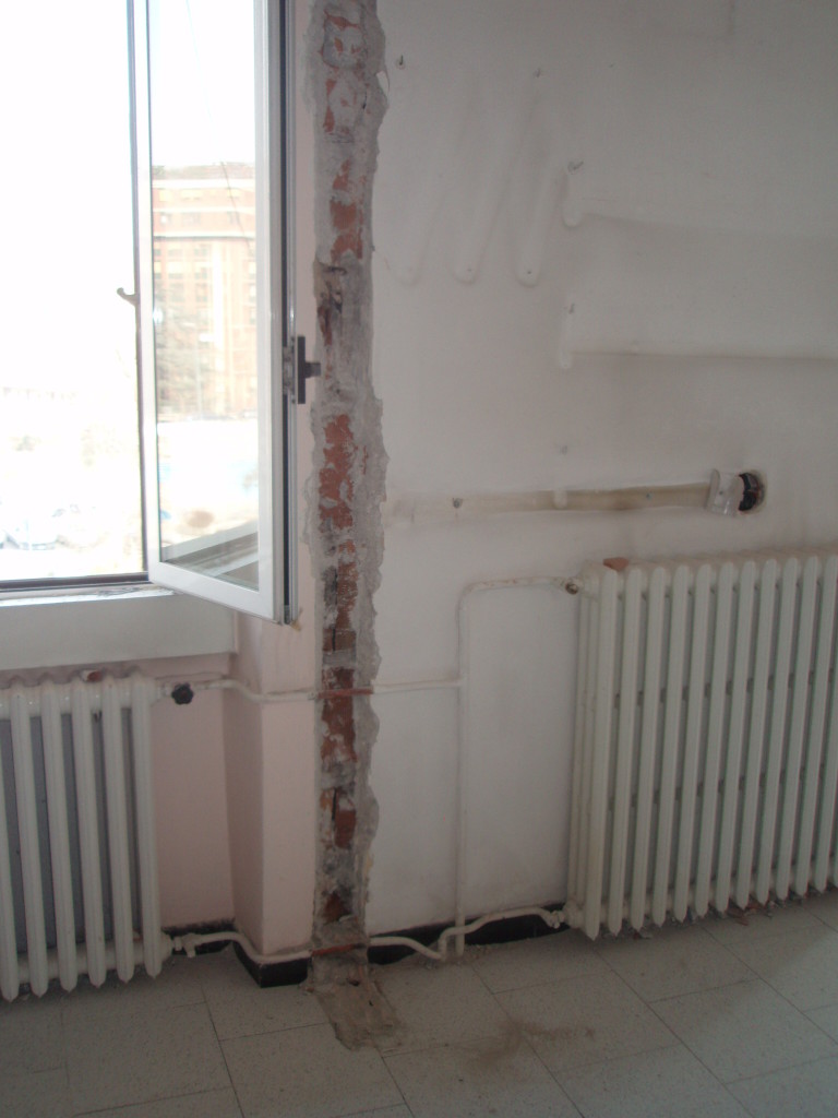 Demolizione delle tramezzature interne.