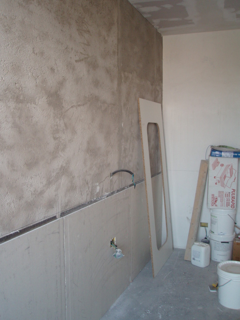 Posa della pannellatura dell’isolamento acustico a parete.