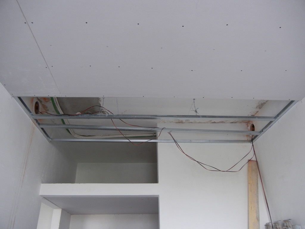 Preparazione del piano di posa per controsoffittature in lastre di cartongesso.