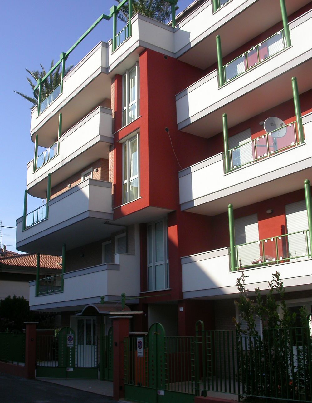 Affaccio su via delle Mimose.