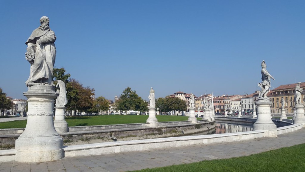 Vista d’insieme pre e post trattamento. In evidenza le macchie e sporco di varia natura causati da polvere e smog. Il trattamento con Hydrorep Eco mantiene il livello di traspirabilità del materiale superiore al 90%, garantendo una protezione che respinge l’acqua ma consente il naturale passaggio del vapore verso l’esterno.