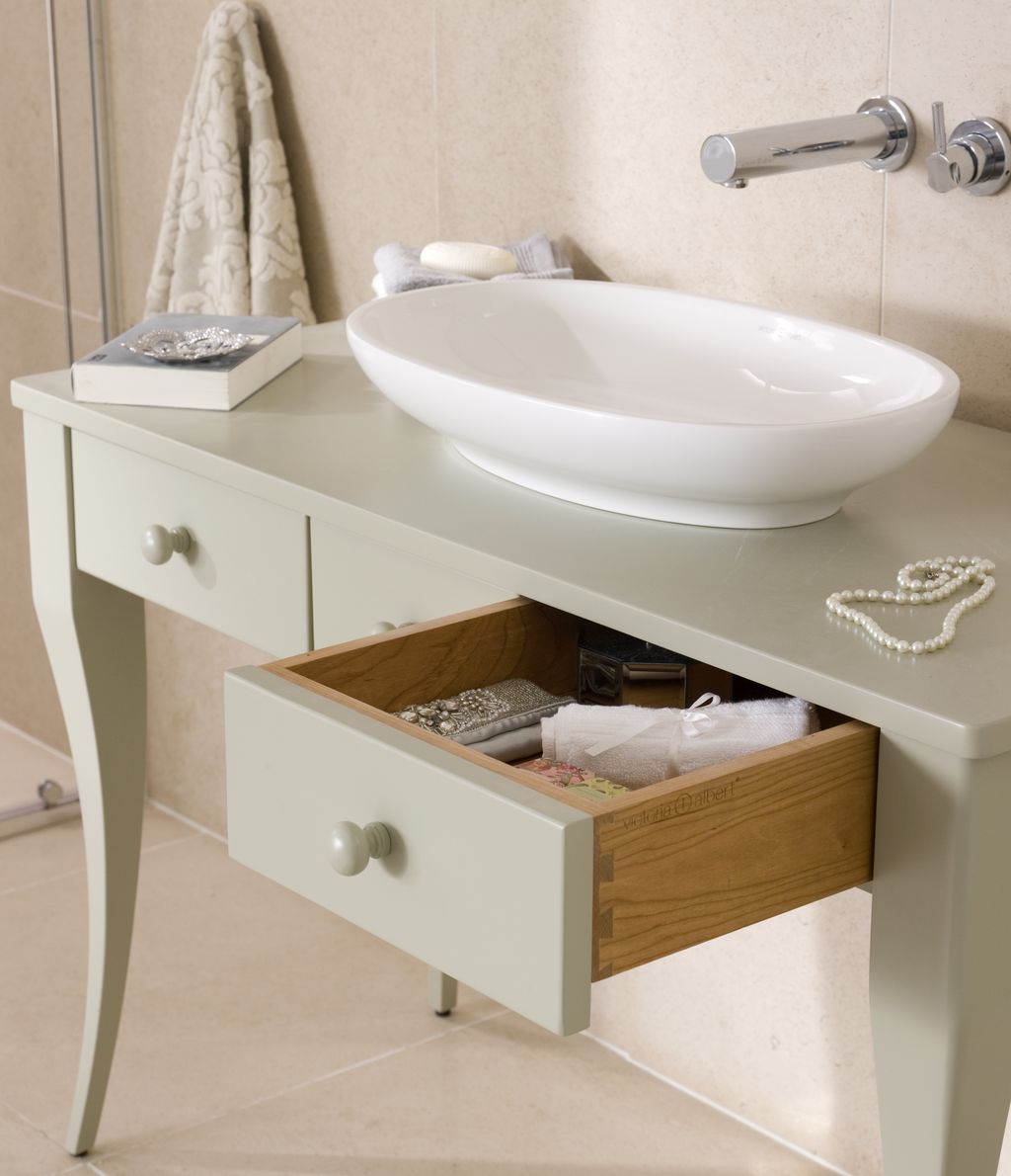 I cassetti sono in legno di ciliegio massello con incastri a coda di rondine rifinito in vernice naturale impermeabile (foto di Victoria+Albert)