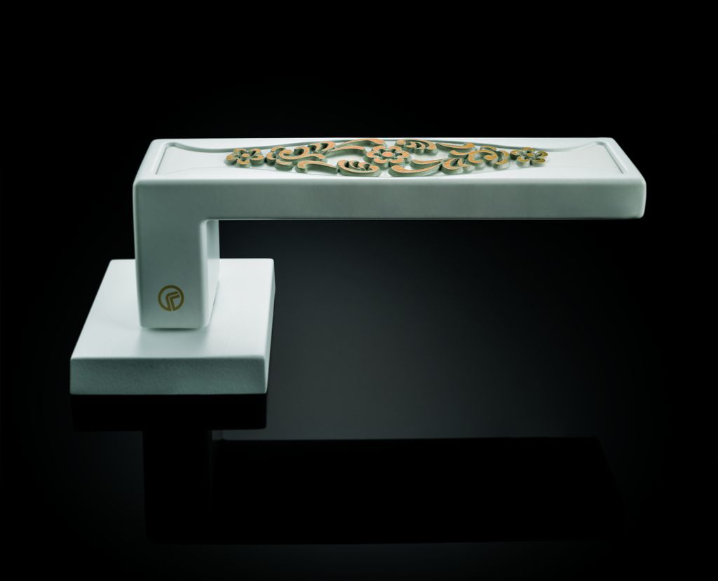 La collezione offre infinite possibilità di personalizzazione grazie allo stampo in due pezzi, uno per la maniglia e uno per il fregio decorativo (foto Valli & Valli)