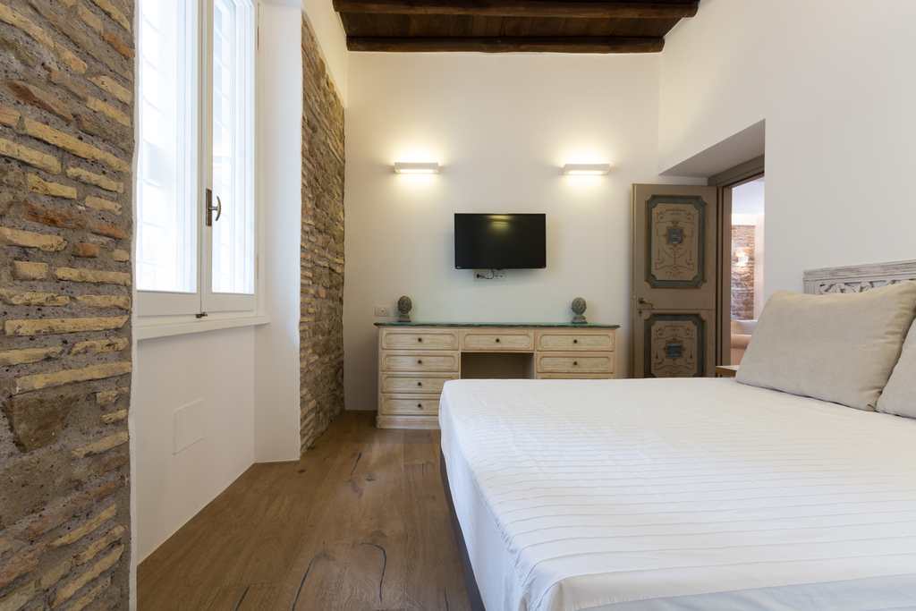 Una vista della camera da letto, con la porta che si spalanca sul soggiorno (foto Vincenzo Giglio)